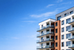 Edificio residencial con zonas comunes, representativo de una comunidad de propietarios
