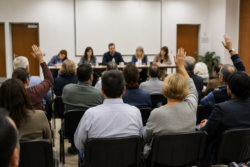 Junta de propietarios reunida para debatir y votar acuerdos sobre la gestión de la comunidad