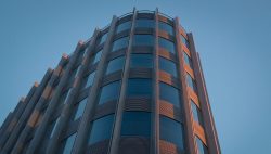 Fachada de un edificio de viviendas, representando problemas habituales en la gestión de comunidades de propietarios