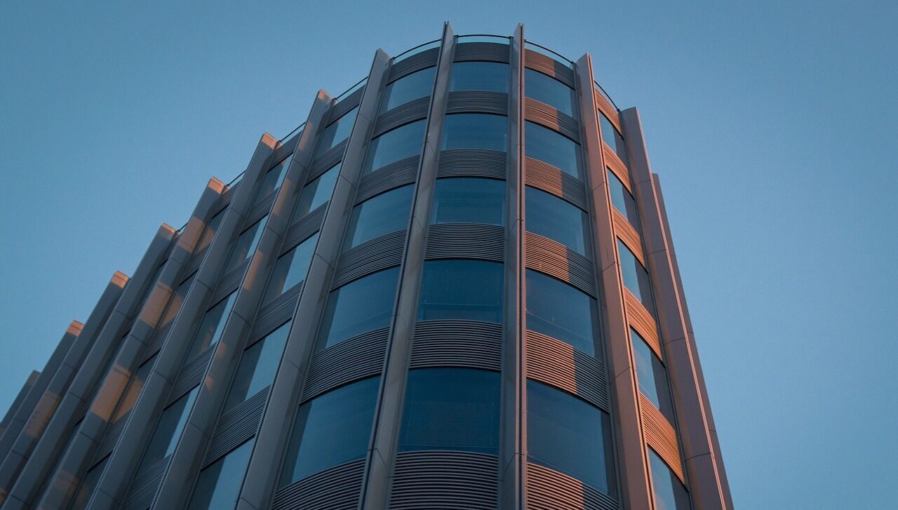 Fachada de un edificio de viviendas, representando problemas habituales en la gestión de comunidades de propietarios